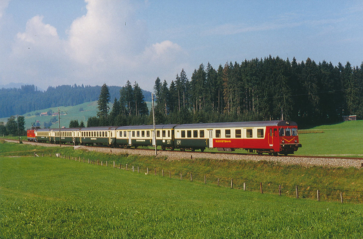 SOB: Pendelzug der SOB noch mit Re 4/4 II und dem BDt 5048 20-35 198-7 zwischen Rotenthurm und Biberbrugg im Sommer 1991. Besondere Beachtung gilt auch dem von der SBB übernommenen Erstklasswagen.
Foto: Walter Ruetsch  