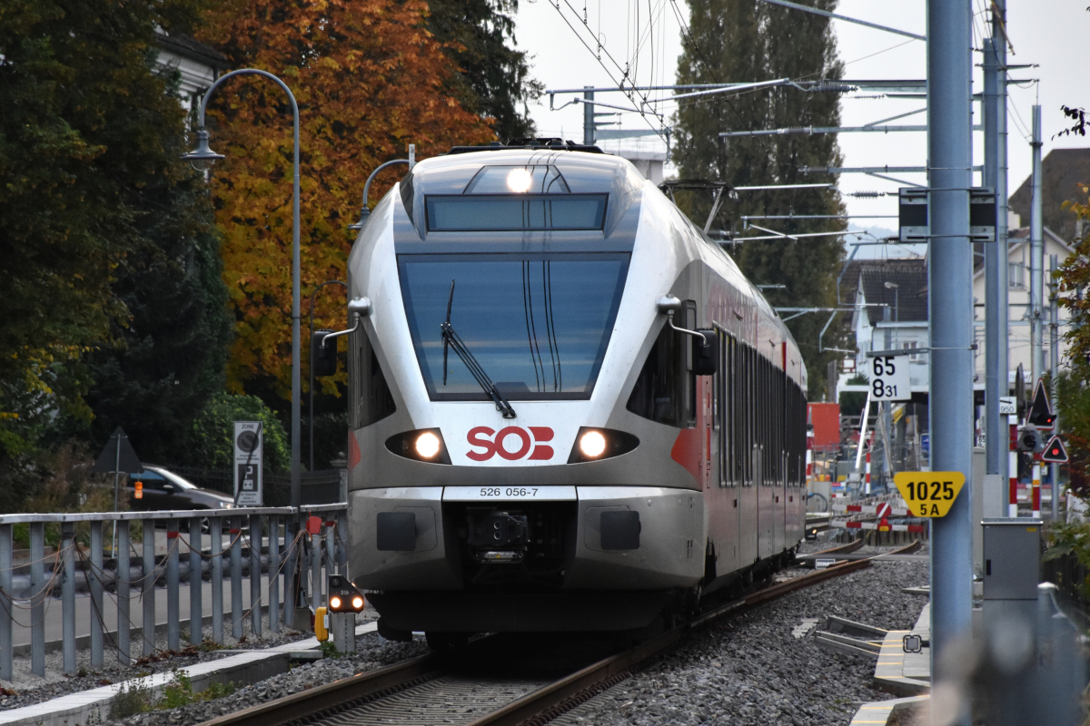 SOB RABe 526-056 hat am 18.10.2020 Rorschach-Stadt verlassen und eilt Richtung Hauptbahnhof.