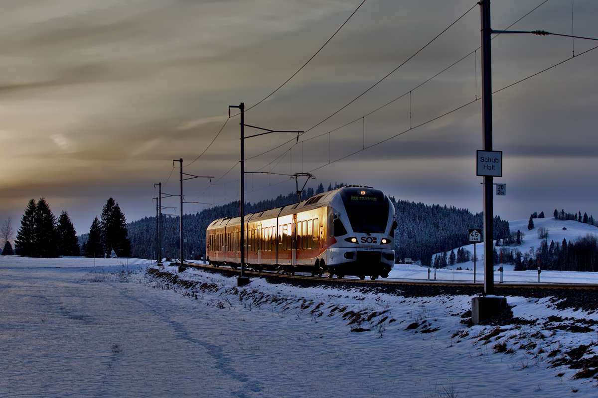 SOB RABe 526 fährt am Abend des 24.11.2015 als S31 nach Biberbrugg in Altmatt vorbei.