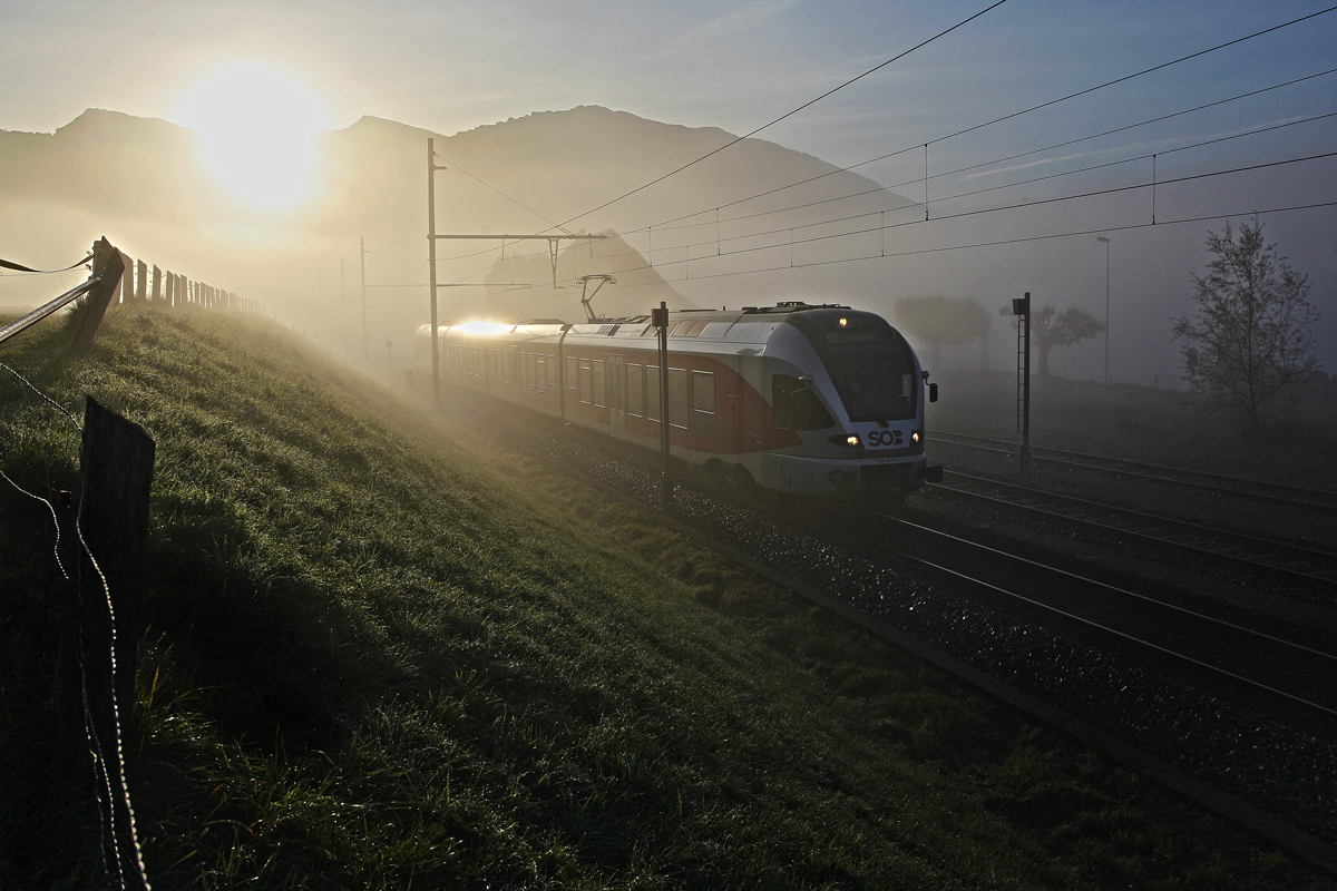 SOB RABe Triebzug 526 050 als S4 nach Sargans fährt in der Nebelgrenze am Bahnhof Kaltbrunn vorbei.Bild 1.11.2014