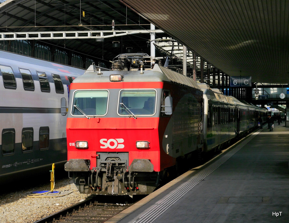 SOB - Re 4/4 446 018-4 vor dem Voralpen Express im Bahnhof Luzern am 31.01.2015