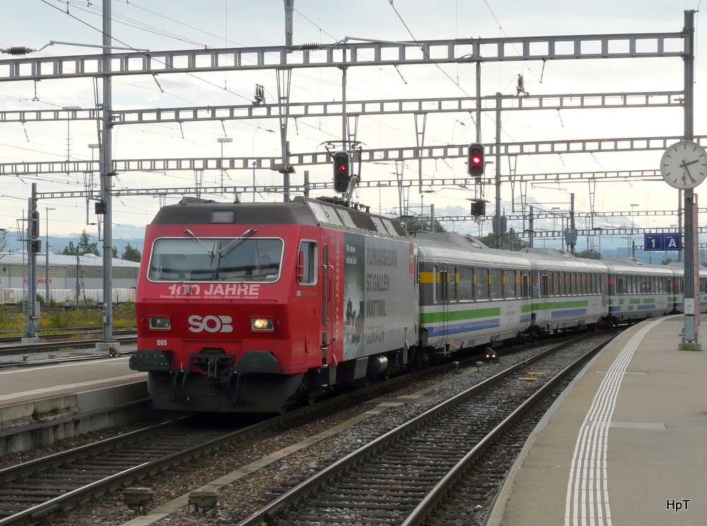 SOB - Re 4/4 456 095-9 mit Voralpenexpress bei der einfahrt in Romanshorn am 15.10.2013