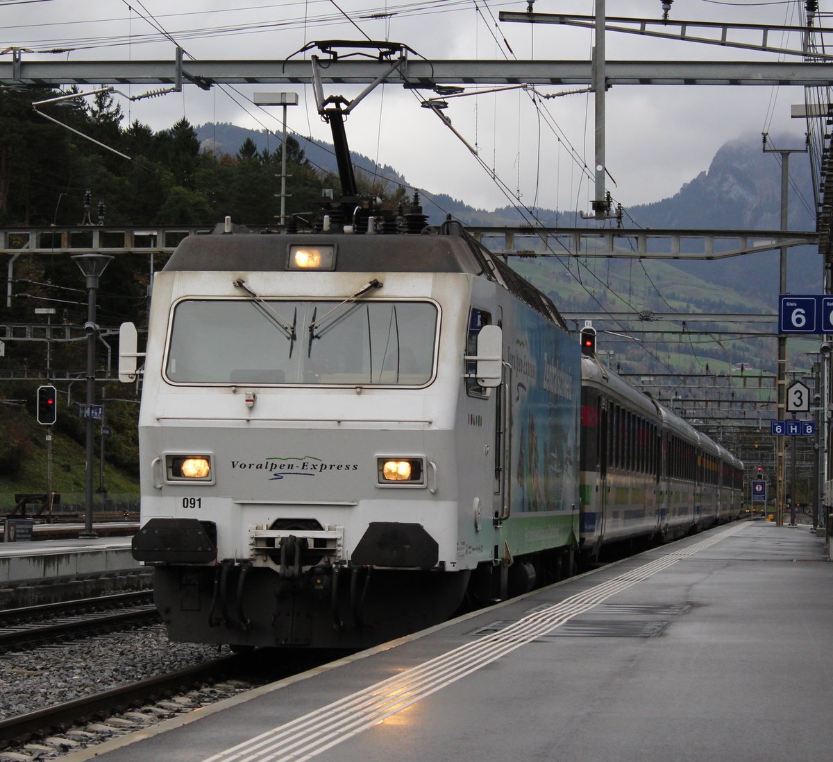 SOB Re 456 091-8 kommt im Bild mit seinem Voralpen-Express auf Gleis 6 im Bahnhof Arth-Goldau an. Sonntag, 22. Oktober 2017