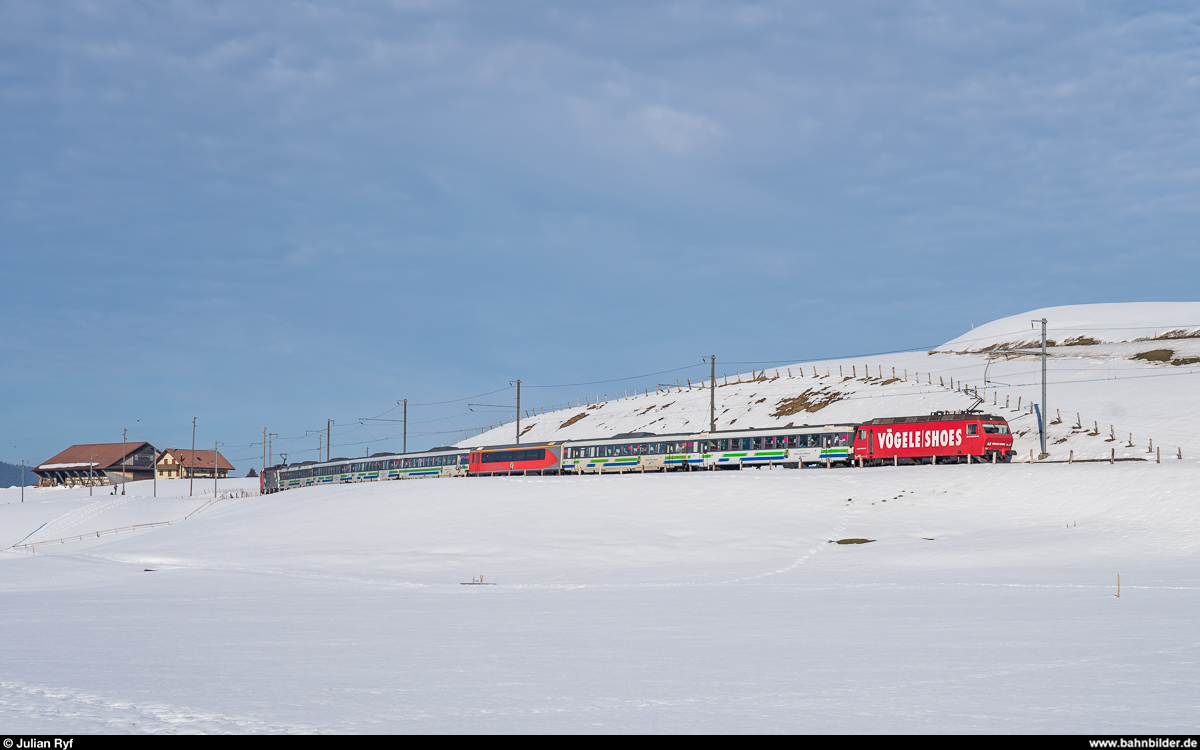 SOB Re 456 094 und 095 mit Voralpen-Express am 24. Februar 2019 bei Rothenthurm. Im Zug ist zudem der Bodan-Salonwagen als Ersatz für einen 1.-Klasse-Revvivo-Wagen eingereiht. Fast das gesamte Rollmaterial des VAE steht per Ende 2019 zum Verkauf - ab dann übernehmen die neuen Traverso-Triebzüge die Linie.