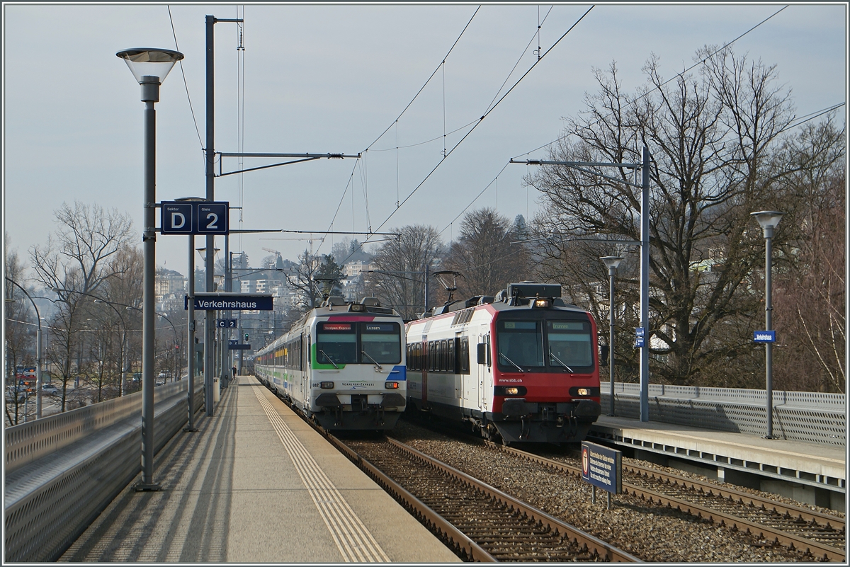 SOB und SBB RBDe 4/4 begegnen sich bei der Haltestelle Luzern Verkehrshaus.
17. März 2015  