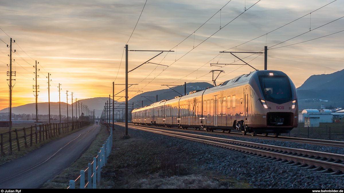 SOB Traverso RABe 526 101 am Abend des 13. Februar 2019 auf Testfahrt bei Bettlach.