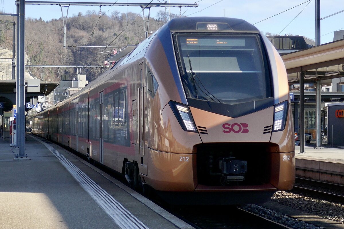 SOB Traverso RABe 526 212/112 am 22.1.22 bei der Abfahrt beim Bahnhof Burgdorf.