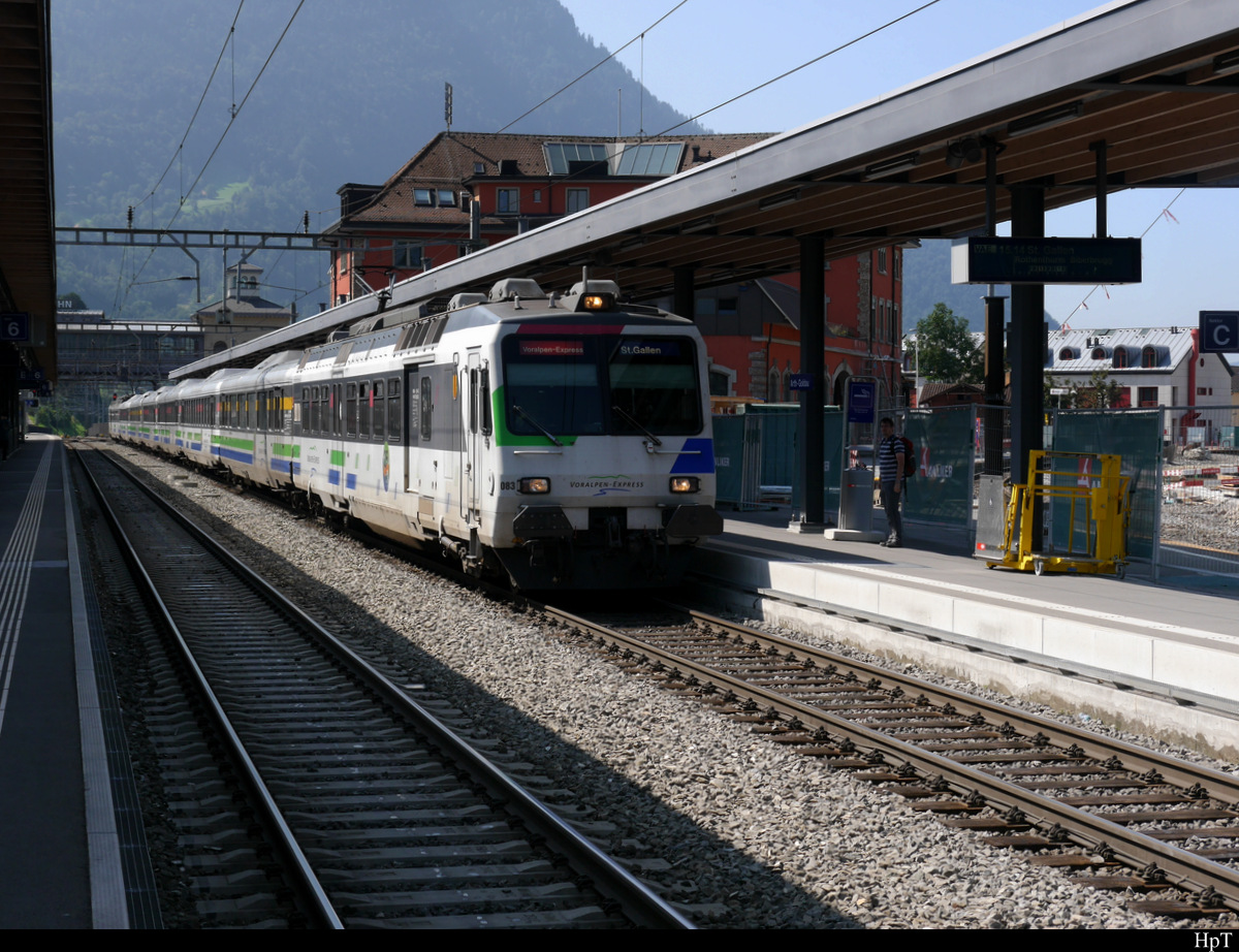 SOB - Triebwagen RBDe 4/4 561 083-7 an der Spitze des Voralpenexpress im Bahnhof von Arth-Goldau am 24.08.2019
