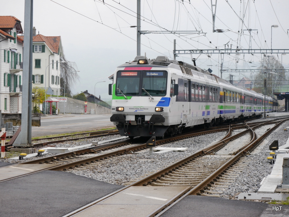 SOB - Triebwagen RBDe 4/4 566 082 unterwegs mit dem Voralpen Express in Samstagern am 05.04.2014