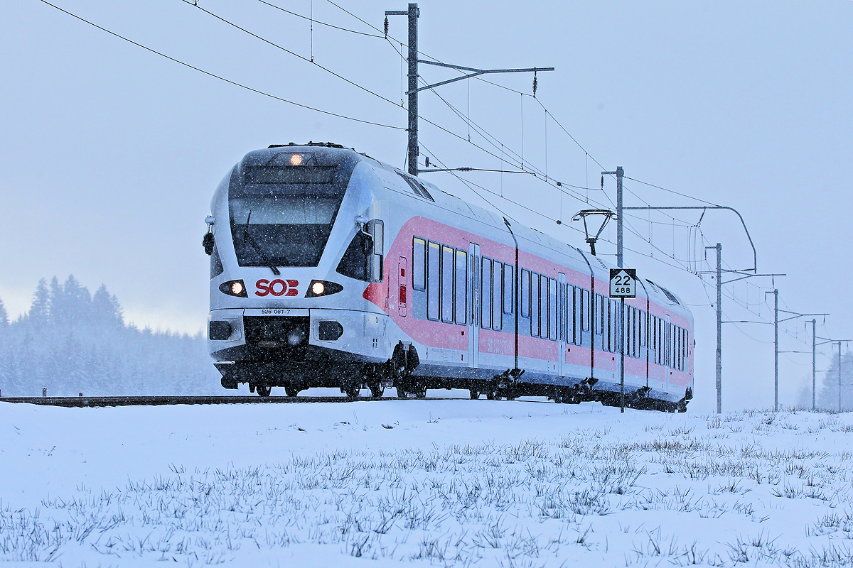 SOB Triebzug 526 061-7 fährt bei leichtem Schneefall in Schwyzerbrugg vorüber.Bild vom Januar 2015