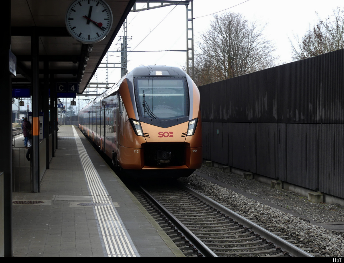 SOB - Triebzug RABe 526 112 bei der durchfahrt im Bahnhof von Gelterkinden am 31.01.2021