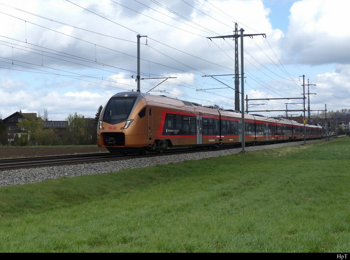 SOB - Triebzug RABe 526 223 unterwegs bei Lyssach in Richtung Bern am 09.04.2022
