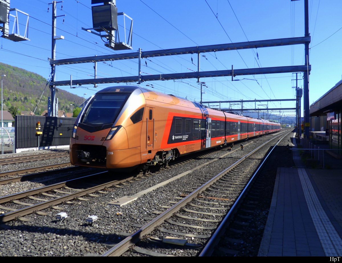 SOB - Triebzug RABe 526 215 bei der durchfahrt im Bahnhof Rothrist am 18.04.2022