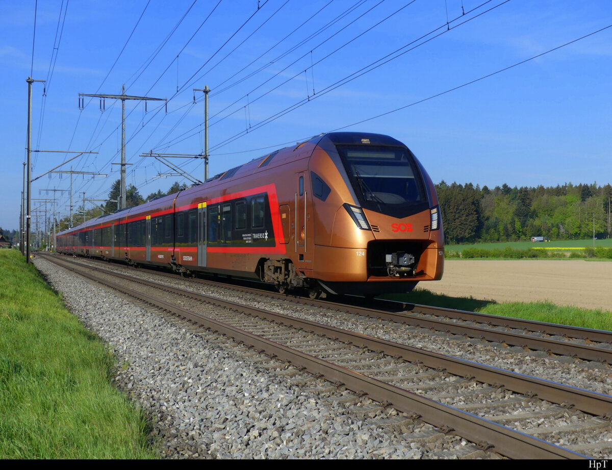 SOB - Triebzug RABe 526 124 unterwegs bei Lyssach am 02.05.2022