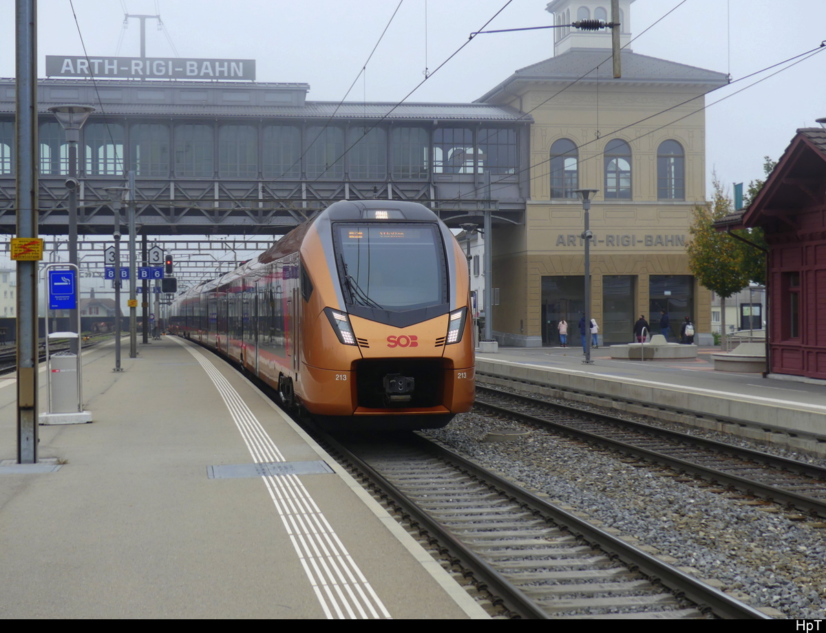 SOB - Triebzug RABe 526 213 + RABe 526 113 bei der Einfahrt im Bahnhof Arth-Goldau am 23.10.2022