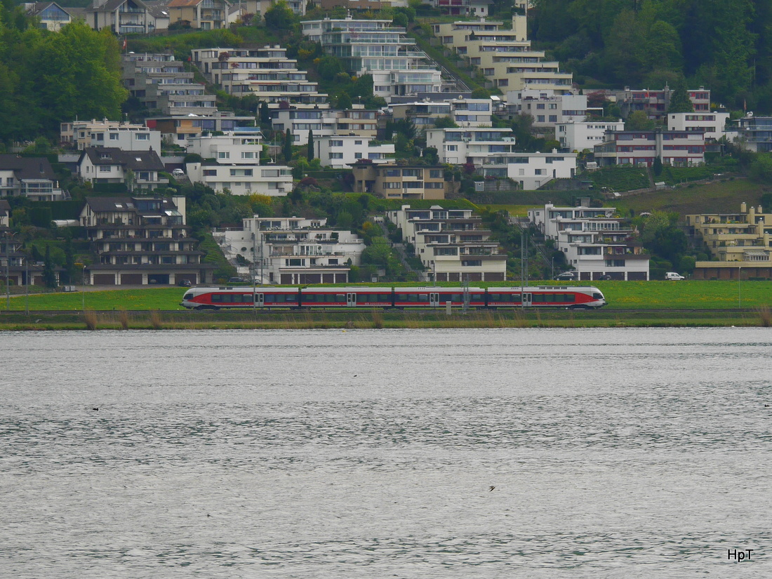 SOB - Triebzug RABe 526 unterwegs bei Pfäffikon am 25.04.2015
