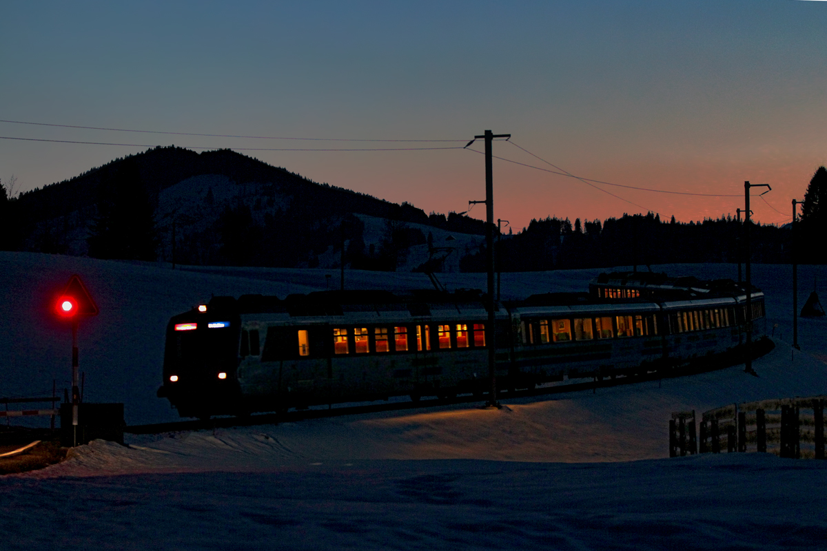 SOB Triebzug RBDe 561 018 fährt zum Ende der blauen Stunde in Altmatt vorüber.Bild vom 25.2.2015