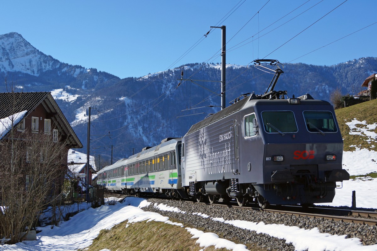SOB: VORALPEN-EXPRESS mit Re 446 017-6 am Zugsschluss bei Steinerberg am 26. Februar 2015. 
Foto: Walter Ruetsch