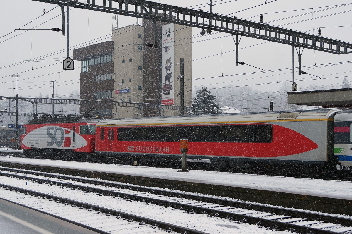 SOB: VORALPENEXPRESS mit der Re 446 (ex SBB Re 4/4 IV) im SOB-Desing von 2002 und dem A  BODAN  an der Zugsspitze bei einem Zwischenhalt in Arth-Goldau am 17. Januar 2015.
Foto: Walter Ruetsch