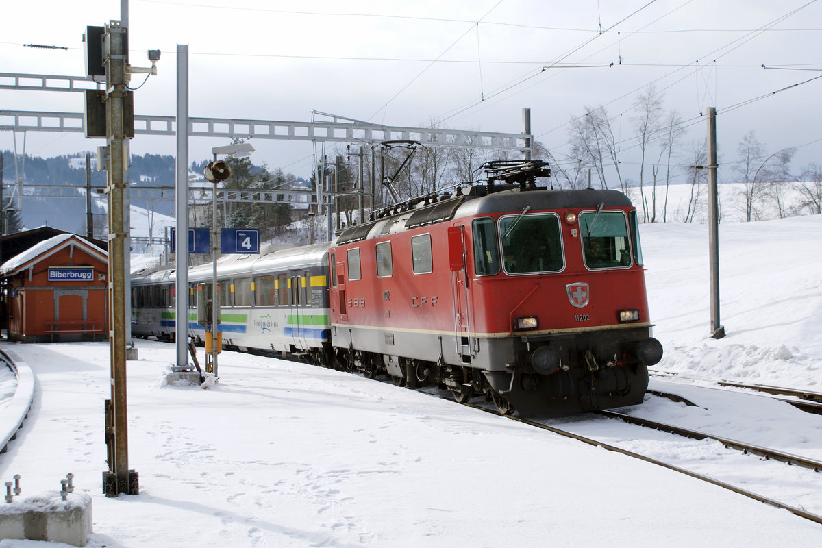 SOB Voralpenexpress mit SBB Re 4/4 11202 anlässlich der Bahnhofseinfahrt Biberbrugg am 24. Januar 2009.
Foto: Walter Ruetsch