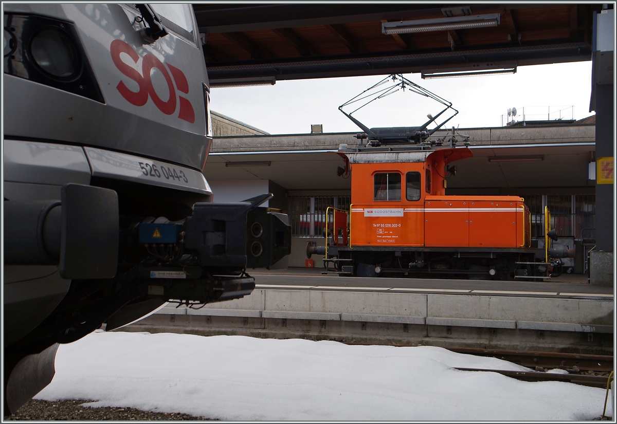 SOB: Während links im Bild ein SOB Flirt seine Stirnfalten zeigt, ist im Hintergrund der ex EBT Ce 2/2 als heutiger SOB Te  2/2 ( Te 97 85 1 216 302-0) zu sehen.

Einsiedeln, den 17. März 2015 