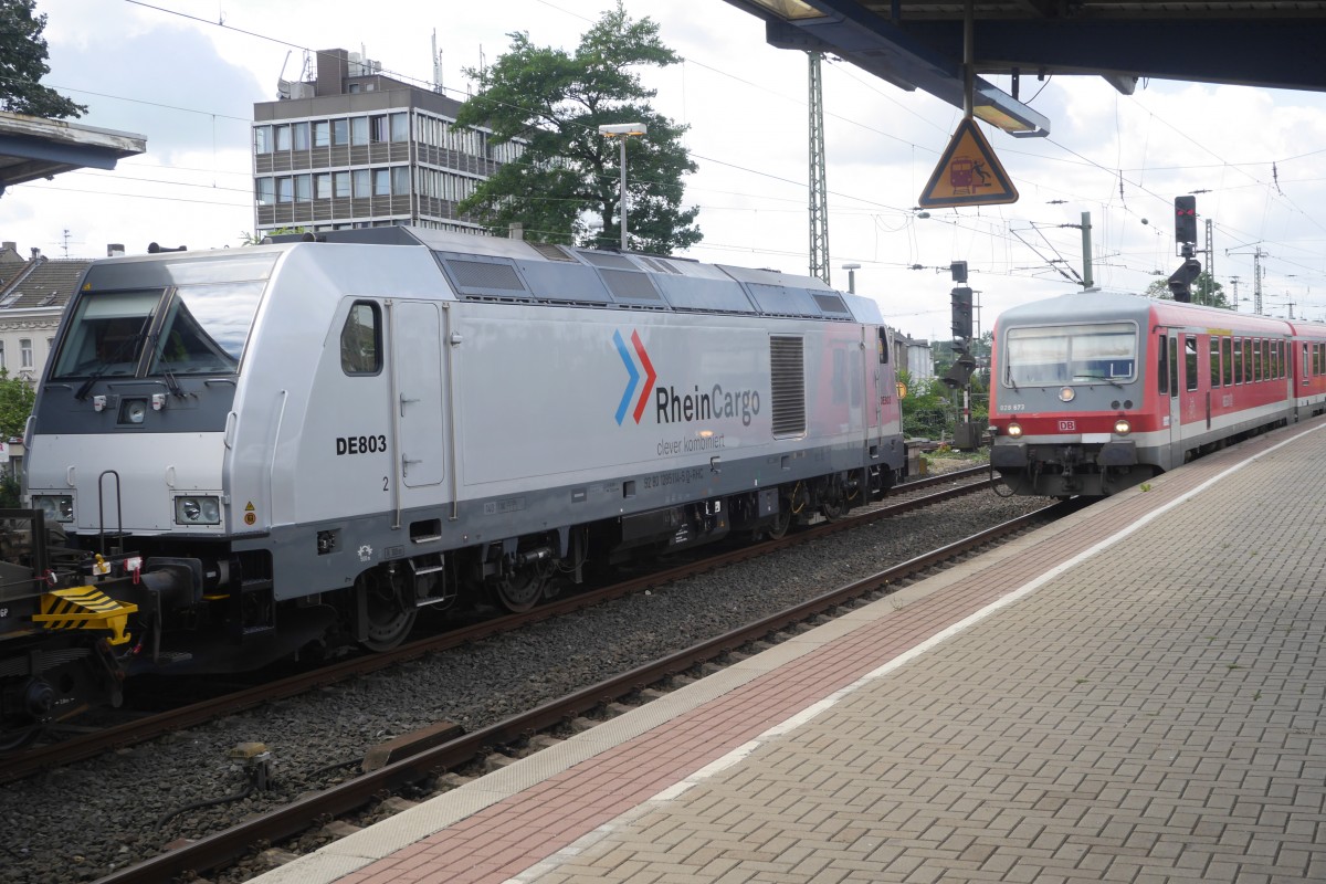 Sobald 628 673 als RB 38 die eingleisige Ausfahrt der KBS 481 aus Neuss Hbf freigemacht hat, kann DE 803 mit ihrem Kalkzug die Fahrt nach Grevenbroich fortsetzen (12.8.14).