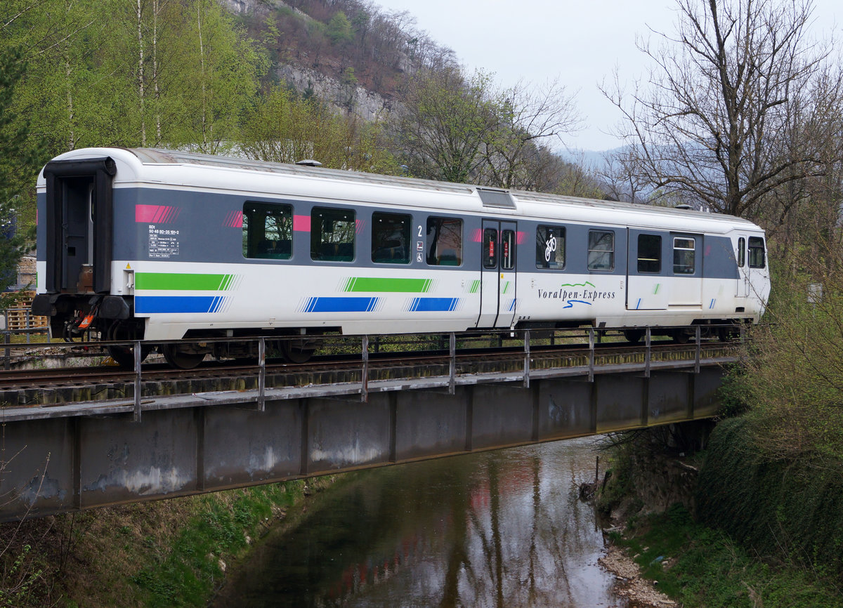 SOB/OeBB: Seit dem 9. April 2017 ist der ehemalige SOB Steuerwagen BDt 50 48 80-35 191-2 in der Klus bei Balsthal abgestellt. Beim IFA ersetzt er den ehemaligen BLS Be 2/4 201 aus dem Jahre 1935. Wie meine unter ID 854632 eingestellte Aufnahme vom 17. März 2015 zeigt, befindet sich dieses Fahrzeug in einem derart schlechten Zustand, dass es demnächst abgebrochen wird. Besonders zu beachten ist das Spiegelbild in der Dünnern der beiden RM Personenwagen, die sich ebenfalls seit längerer Zeit im Besitze der IFA befinden. (10.4.2017).
Foto: Walter Ruetsch
   