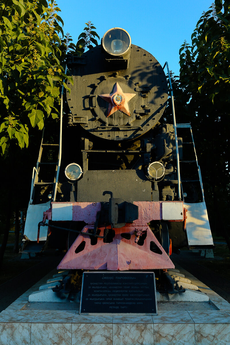 Sockel Denkmal mit rotem Stern auf dem  Bahnhofsplatz von Taraz in Kasachstan.
