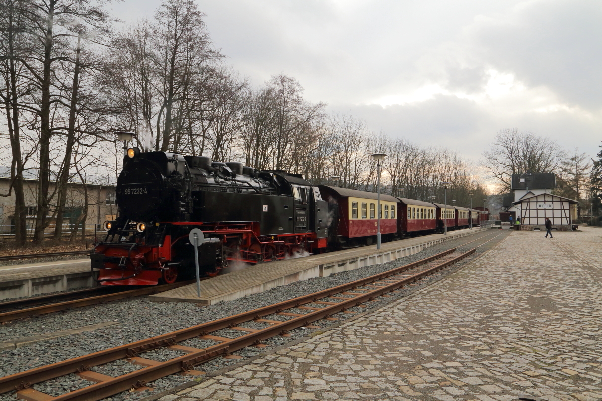 Soeben ist 99 7232 mit ihrem IG HSB-Sonder-PmG am Nachmittag des 25.02.2017, aus Nordhausen kommend, im Bahnhof Ilfeld eingetroffen. Bevor die Fahrt nach Hasselfelde fortgesetzt werden kann, steht eine Rangierfahrt wegen Zugkreuzung an.