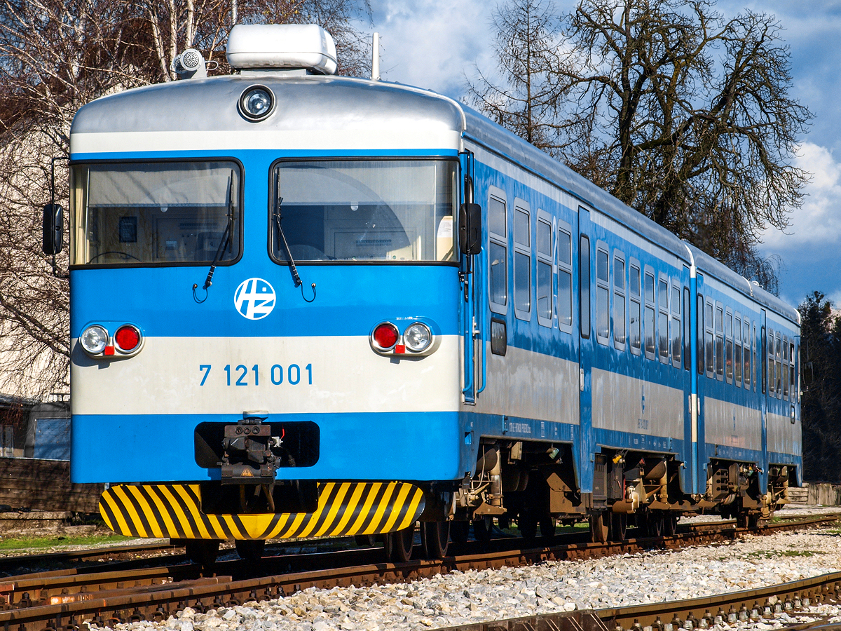 Soeben als Regionalzug 3125 aus Djurmanec angekommen, wartet der Triebwagen 7121 001 am 14.02.2014. im Bahnhof von Zabok auf seine nächsten Einsätze.