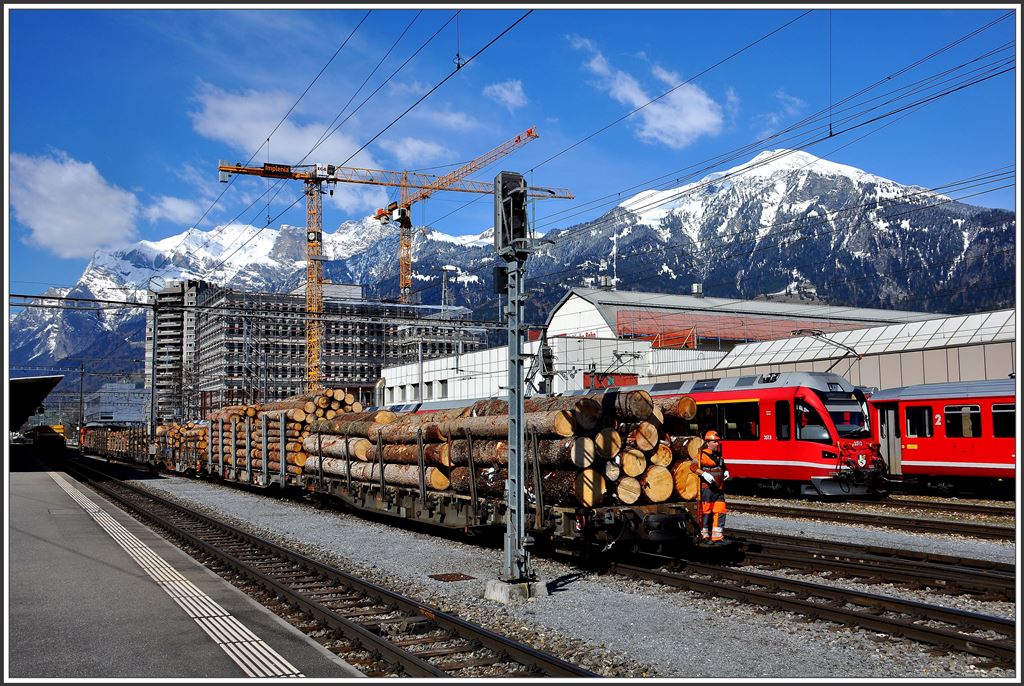 Soeben ist ein Holzzug aus dem Prättigau eingetroffen und wird weggestellt. Im Hintergrund grüssen Vilan und Falknis. (07.04.2015)