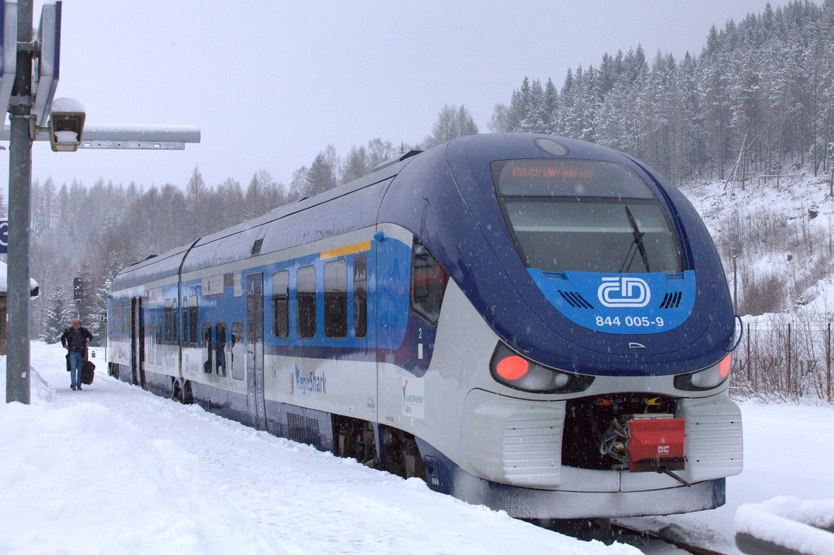 Soeben eingefahren in Johanngeorgenstadt , SP 17108 , 13:05 Uhr ab Karlovy Vary (Dolni Nadrazi), Strecke 142. In wenigen Minuten wird die die Rückfahrt erfolgen.
21.01.2018 , 14:27 Uhr.