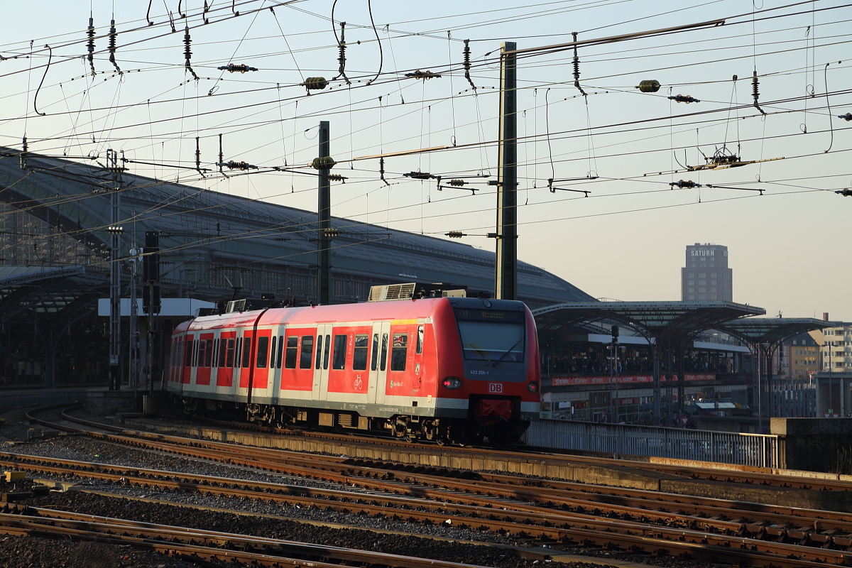 Soeben fährt am Abend des 13.03.2014 ein S-Bahnzug der BR 423 (vermutlich in Richtung Mönchengladbach) in den Kölner Hauptbahnhof ein. Bemerkenswert ist das Hochhaus im Hintergrund, mit der Werbung eines bekannten Hometechnik-Anbieters, in dessen genau zu sehender Filiale ich meine neue Kamera, mit welcher dieses Bild, wenige Tage später, auch entstanden ist, kürzlich erworben habe! ;-)