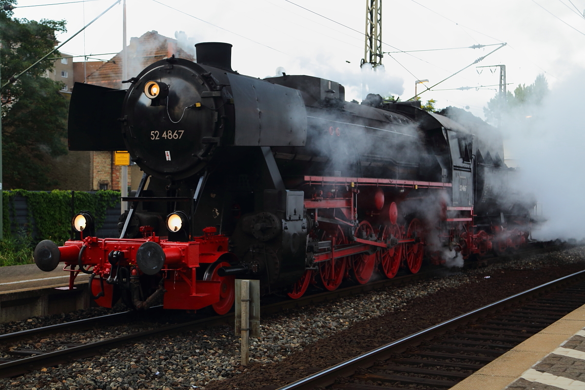 Soeben hat 52 4867 am Morgen des 05.09.2015 im Bahnhof Frankfurt/Main-Süd, an ihren Sonderzug der HEF nach Meiningen angekuppelt. Beim Ankuppeln wurde festgestellt, dass der an der Zugspitze laufende, gerade erst generalüberholte Kühlwagen, einen Defekt an der Heizungsanlage hat (deshalb auch die große Dampfwolke am Tender!), weshalb auf eine Beheizung des Zuges, trotz niedriger Temperaturen, verzichtet werden mußte. Aber sowas kommt bei der historischen Technik schon mal vor und haut einen echten Eisenbahnfan nicht um! ;-)
