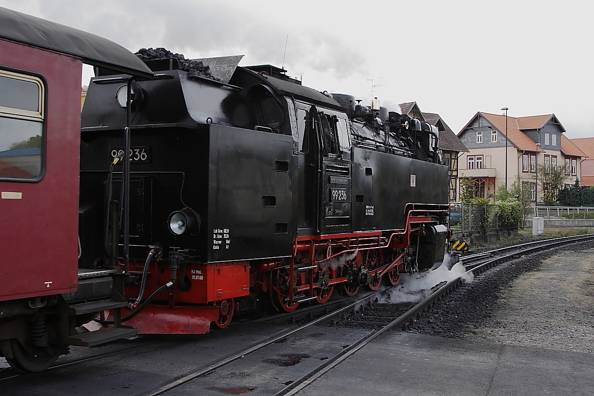 Soeben hat 99 236 mit P8903 den Bahnhof Wernigerode in Richtung Eisfelder Talmhle verlassen und dampft jetzt gemchlich ihrem ersten Halt, Wernigerode-Westerntor, entgegen.