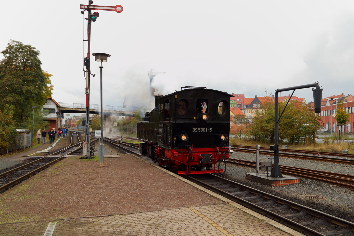 Soeben hat 99 5901 am 17.10.2015 im Bahnhof Nordhausen Nord von Gleis 2 auf Gleis 1 umgesetzt und fährt jetzt zur Übernahme wieder an ihren IG HSB-Sonderzug heran.  Nach dem Ankuppeln und erfolgter Bremsprobe geht es dann weiter nach Hasselfelde.
