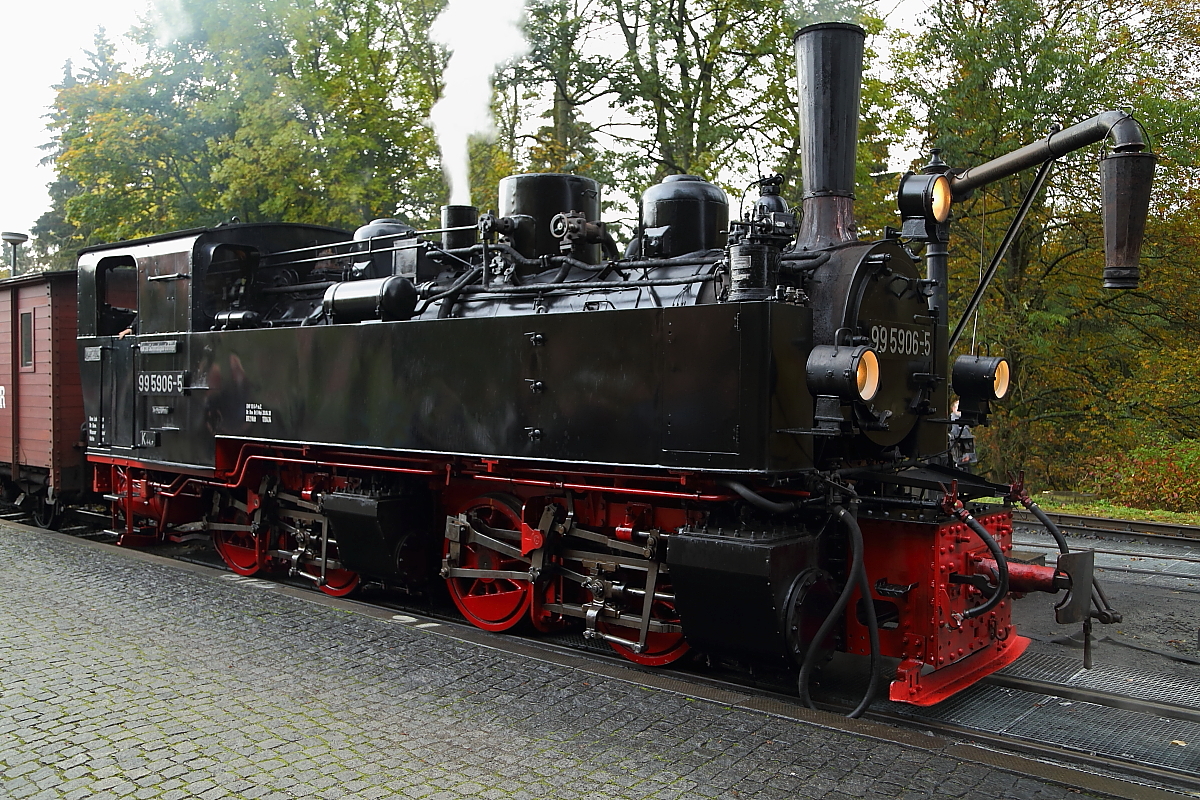Soeben hat 99 5906 mit ihrem IG HSB-Sonderzug am 17.10.2014 den Bahnhof Drei Annen Hohne erreicht, wo sie gewartet und mit Wasser versorgt wird. Danach geht es weiter zum Brocken.