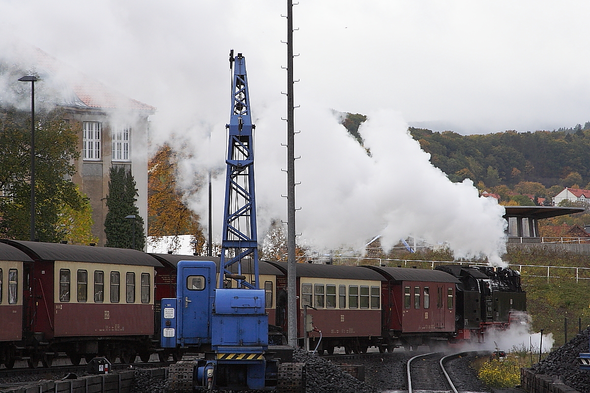 Soeben hat am 18.10.2013 99 236 mit P8903 den Bahnhof Wernigerode in Richtung Eisfelder Talmhle verlassen und dampft entlang der Bekohlungsanlage des Wernigerder Bw`s ihrem ersten Halt, Wernigerode-Westerntor, entgegen.