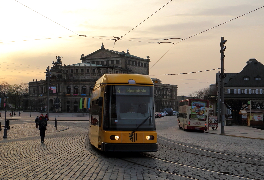 Soeben hat am Abend des 03.04.2016 ein Dresdener Straßenbahnzug der Linie 4, mit Ziel Weinböhla, die Haltestelle  Theaterplatz  verlassen und biegt jetzt auf die Augustusbrücke ein.