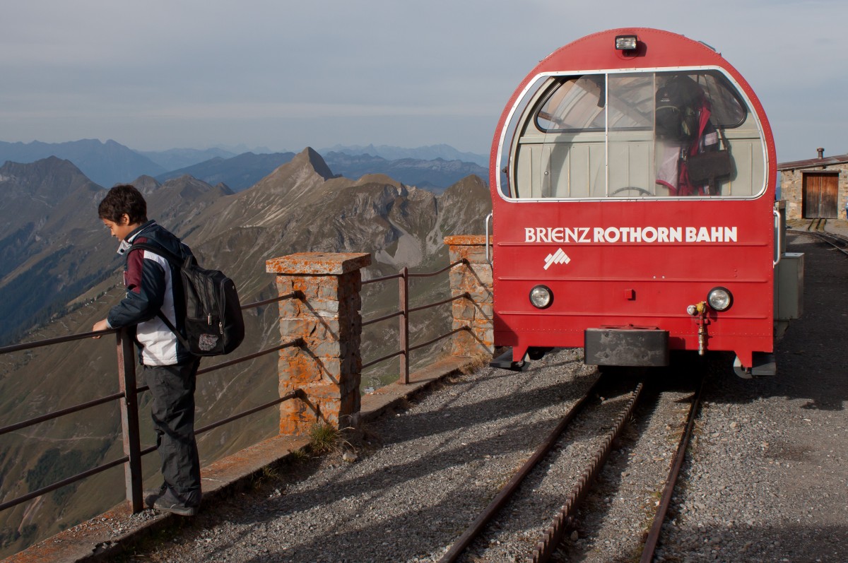 Soeben mit dem ersten Zug aus dem Tal auf Rothorm Kulm angekommen, verschafft sich Andreas einen ersten �berblick �ber m�gliche Fotostellen tief unter ihm.
Bahnbildergipfeltreffen in am Brienzer Rothorn, 28. September 2013