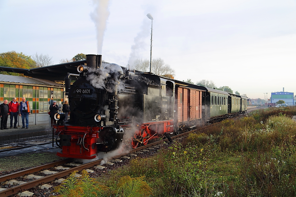 Soeben wird hier 99 6101 am Morgen des 18.10.2014, nach dem Umsetzen im Bahnhof Quedlinburg, an ihren Sonderzug der IG HSB angekuppelt, um ihn daraufhin am Bahnsteiggleis bereitzustellen. Danach geht es auf eine Fahrt durch`s Selketal nach Hasselfelde.