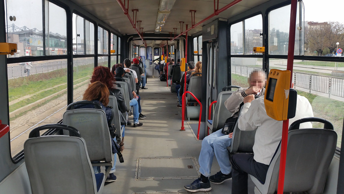 Sofia - Straßenbahn-Innenansicht der Linie 12 an der Haltestelle  Hauptbahnhof  auf der Fahrt Richtung Innenstadt. (25.03.2017 - 14:28 Uhr)