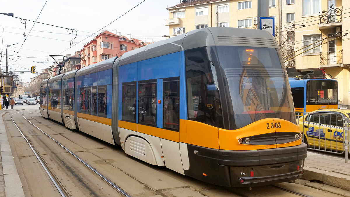 Sofia - Straßenbahn der Linie 7 in der Innenstadt am Boulevard General Mihail D. Skobelev auf der Fahrt Richtung Norden. Im Hintergrund ein O-Bus der Linie 8. (Aufnahme: 25.03.2017 - 15:05 Uhr)