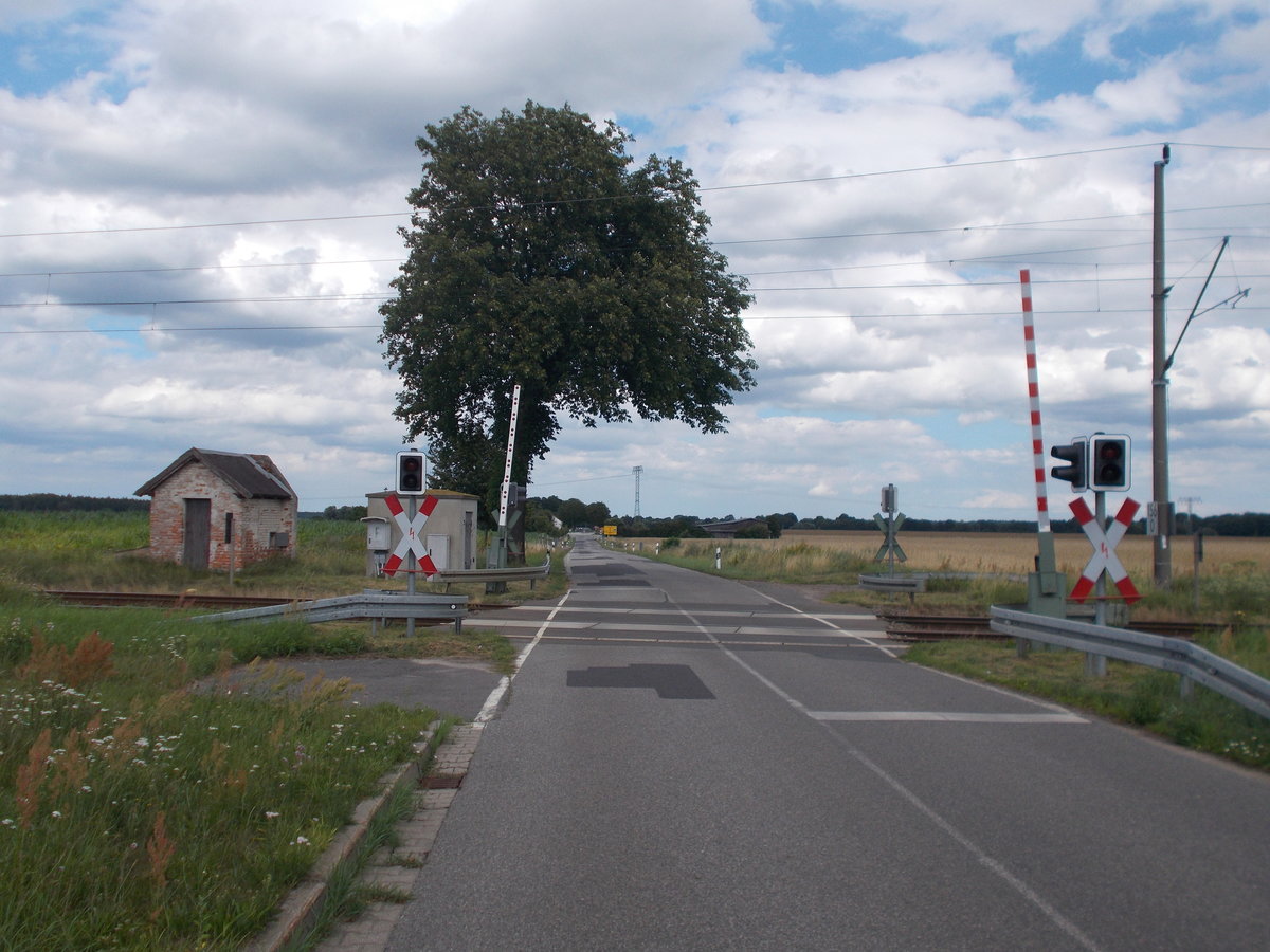 Sogar das ehemaligen Postenhäuschen am Bahnübergang Altwigshagen(Strecke Stralsund-Berlin,bei Borckenfriede)steht noch.Aufnahme am 17.Juli 2016.
