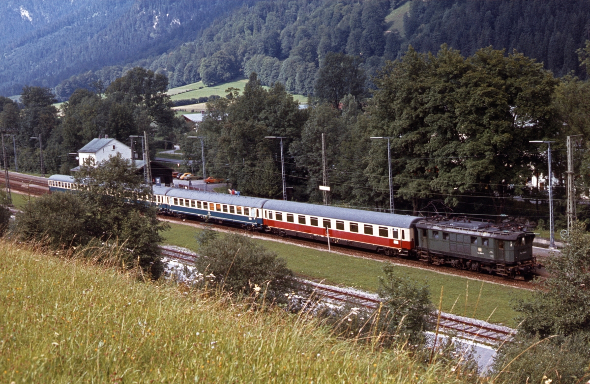Sogar zu IC-Ehren kamen die Veteraninnen der BR 144.5. Auf den letzten Kilometern befrderten sie im Sommerfahrplan 1979 den IC  Chiemgau  von Freilassing nach Berchtesgaden, hier mit 144 504 am 7.8.1979 in Bischofswiesen.