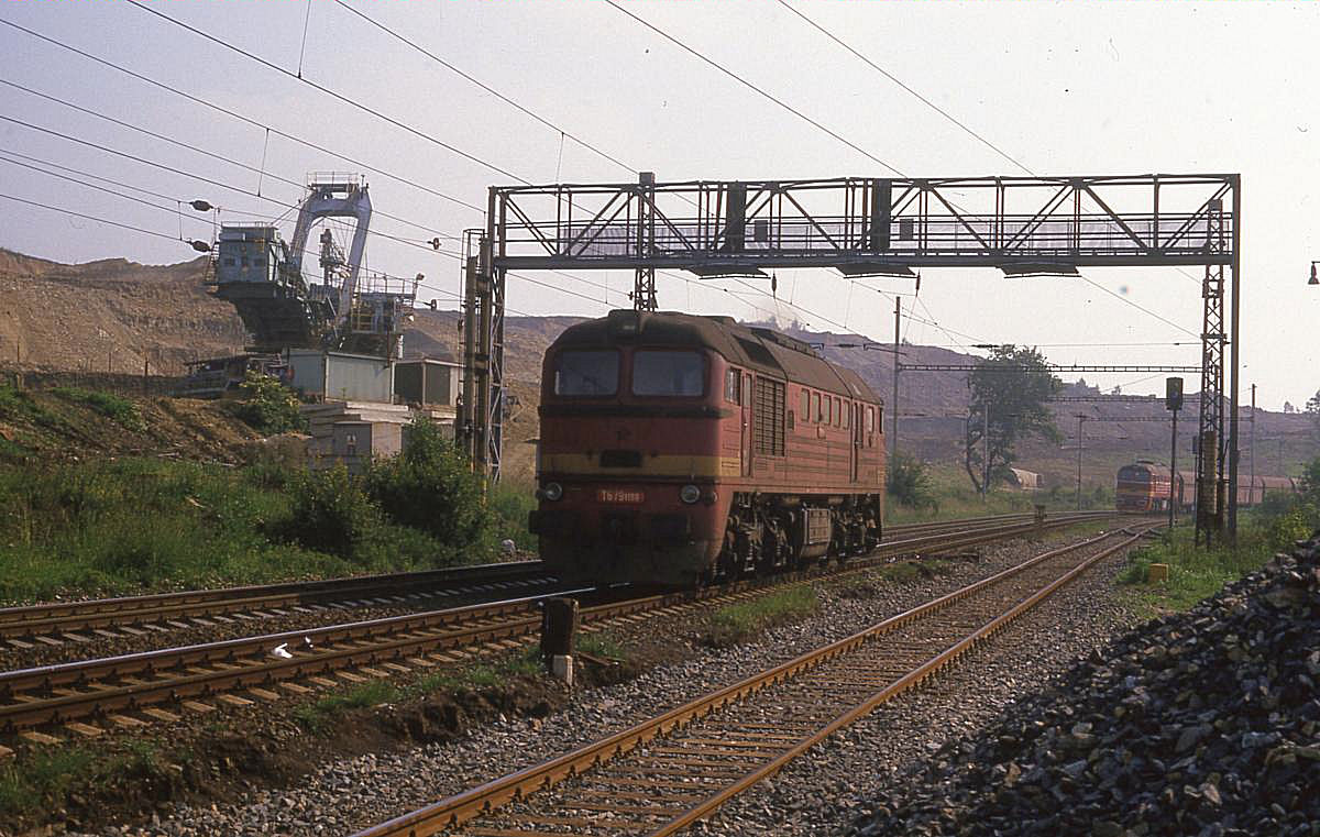 Sokolov 19.61988: T 6791159, dahinter in Sichtweite T 6791529 mit schwerem Kohlezug, passiert den Tagebau direkt gegenüber des Lokomotiv Depots.