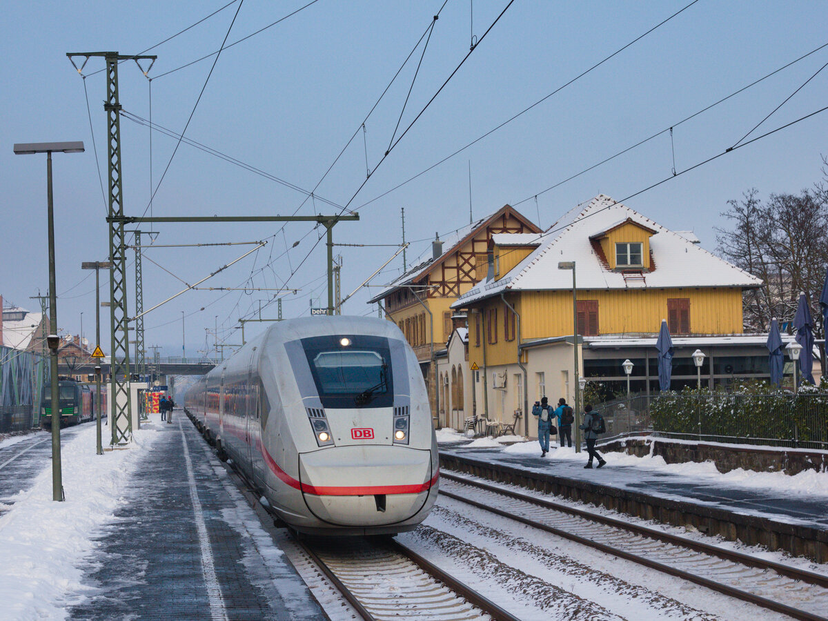 Solange der Abschnitt Stuttgart Hbf-Flughafen-Wendlingen nicht in Betrieb ist, werden die Fernzüge den Weg über Esslingen und Wendlingen nach Ulm nehmen. Hier fährt ein unbekannter ICE den Bahnhof Wendlingen am 17.12.2022 in Richtung Ulm. 