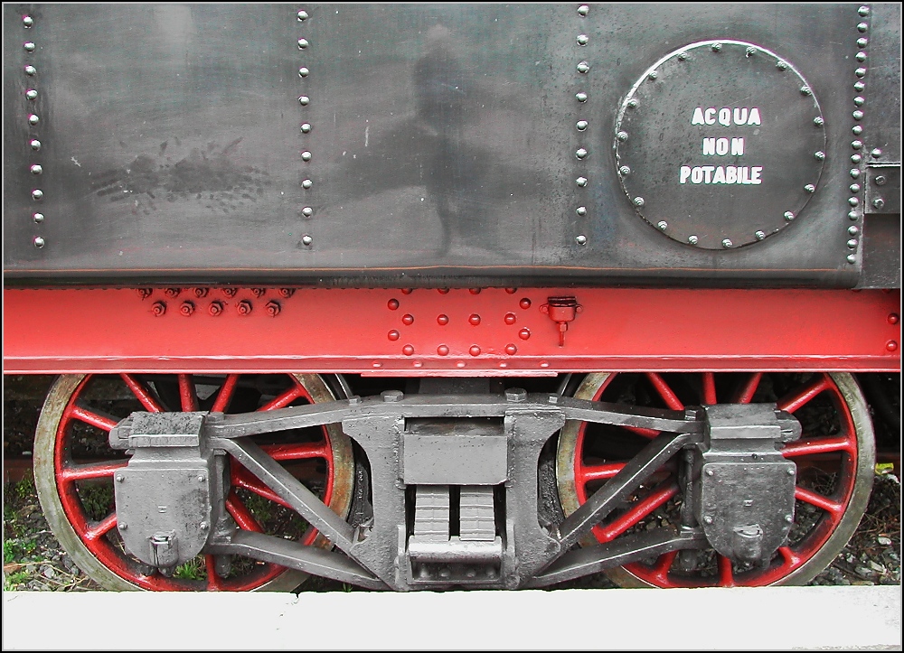 Solange wenigestens die Besitzerin 625 177 das Wasser trinken darf ist alles in bester Ordnung. Gesehen in Domodossola am 20. Mai 2006.