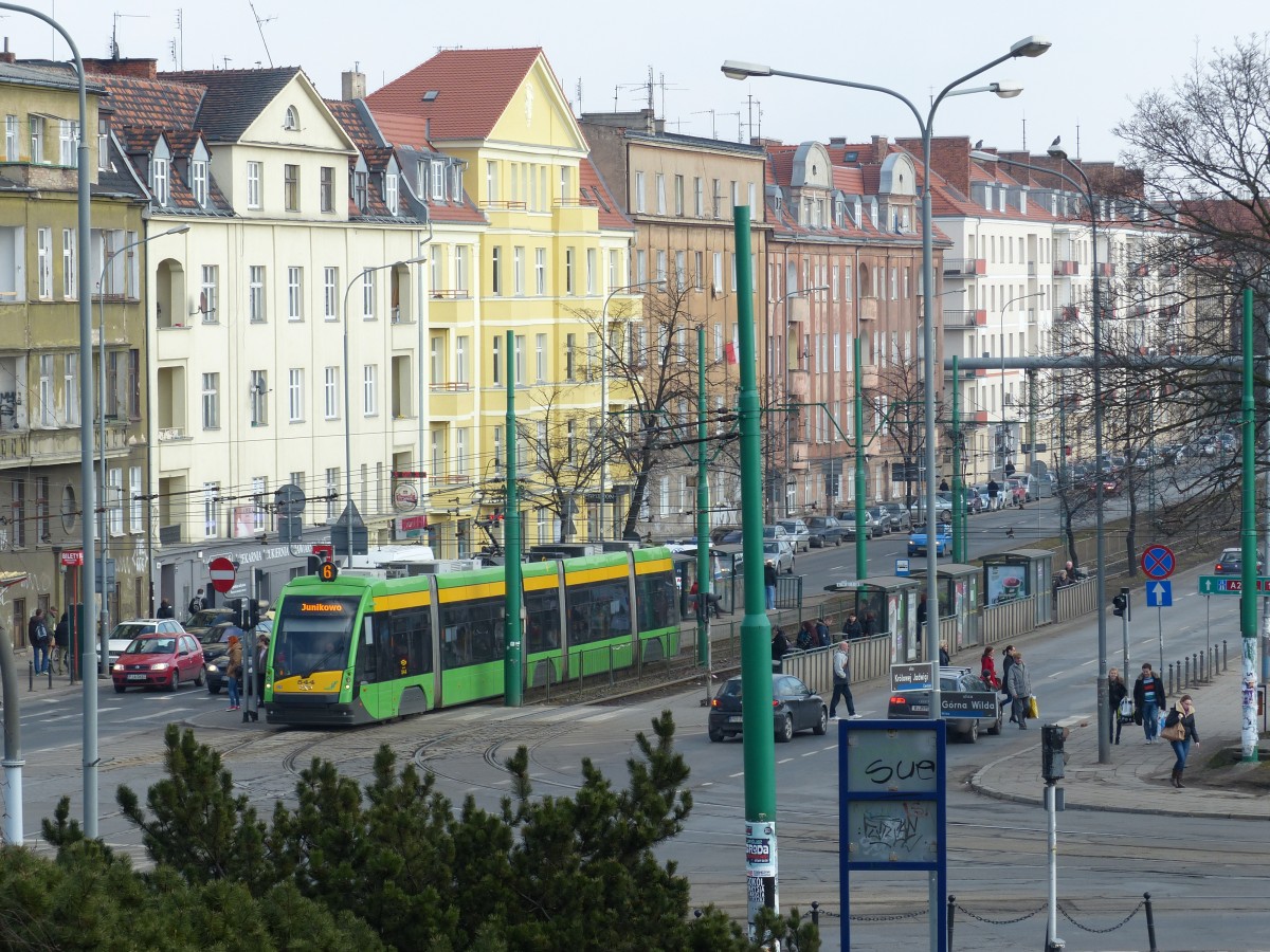 Solaris Tramino bei der Ausfahrt aus der Station Półwiejska. Seit 2011 wurden 45 dieser in Polen gefertigten Niederflurbahnen in Betrieb genommen. In Deutschland findet man diese Bahnen nur in Jena und Braunschweig. 22.2.2014, Poznan