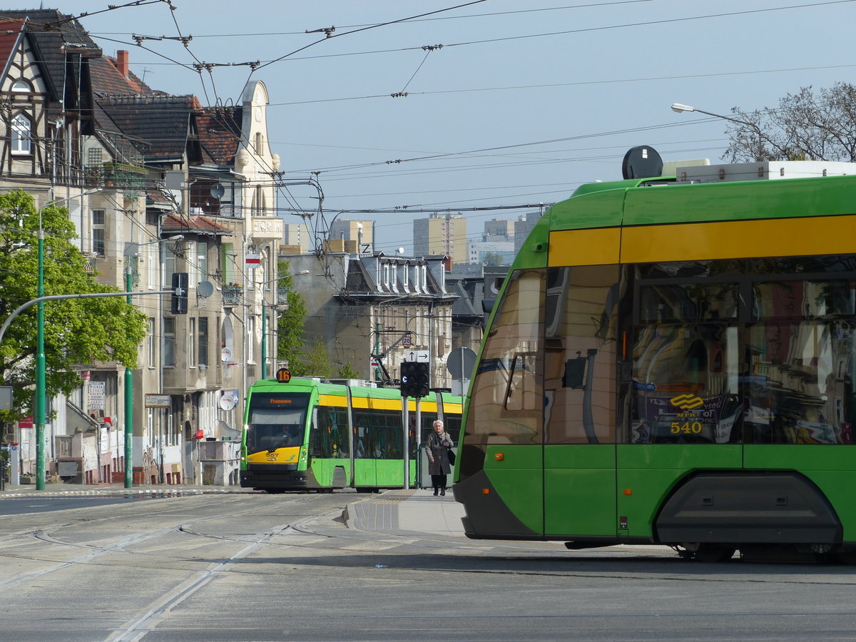 Solaris Tramino in verschiedenen Perspektiven, Nr 557 und 540 am Most Teatralny in Poznan, 1.5.2016